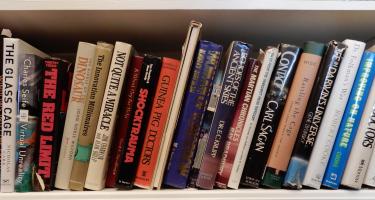 ectangular photo of Dennis Meredith’s office bookshelf showing works on genetics and other aspects of science by well-known science writers, including Jon Franklin, Carl Sagan, and Charles Seife, along with works of fiction by Ray Bradbury and others. Photo credit: Dennis Meredith.