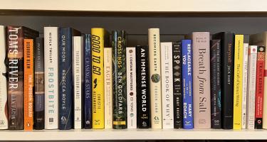 Rectangular photo of Siri Carpenter’s office bookshelf showing works on writing, particularly science writing, and examples of outstanding books by science writers including NASW members Christie Aschwanden, Deborah Blum, Rebecca Boyle, Dan Fagin, Ben Goldberg, and Ferris Jabr. Photo credit: Siri Carpenter.