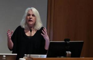 Pulitzer Prize winner Jacqui Banaszynski delivering the keynote speech