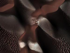 Winter dunes on Mars. Bright spots are frost. Credit: ESA/Hubble & NASA