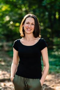 Portrait photo of Elizabeth Preston